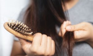 تساقط الشعر عند النساء و7 طرق لعلاجه